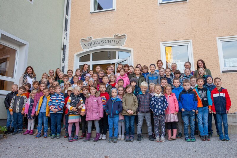 Gruppenfoto von der Volksschule Tarsdorf. – Bild: ServusTV /​ DMGFilm /​ Simon Schennach