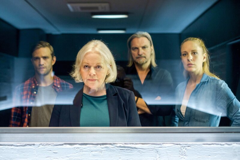 v.li.: Michael Steinocher (Simon Steininger), Brigitte Kren (Dr. Henriette Wolf), Stefan Jürgens (Carl Ribarski), Penny Lanz (Lilian Klebow). – Bild: ORF/​Satel Film/​Petro Domenigg