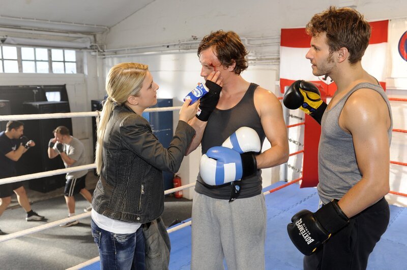 Anna (Jeanette Biedermann, l.) ist entsetzt davon, dass Enrique (Jacob Weigert, r.) Tom (Patrick Kalupa, M.) niedergeschlagen hat … – Bild: SAT.1 /​ Christoph Assmann