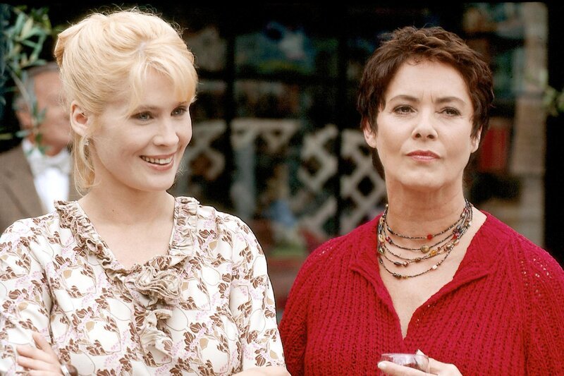 Caroline (Jeannette Arndt, li.) ist glücklich über das Stipendium in Frankreich. Sie ahnt nicht, dass hinter der Zusage ihre Chefin Anne (Christine Buchegger, re.) steckt. – Bild: ORF/​Jon Ailes