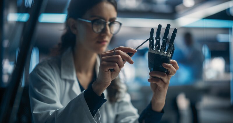 Wissenschaftlerin mit Handprothese – Bild: Getty Images
