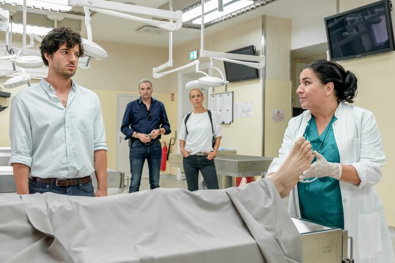 v.li.: Manuel Mairhofer (Georg Kleinfeld), Stefan Jürgens (Carl Ribarski), Lilian Klebow (Penny Lanz), Maria Happel (Dr. Franziska Beck). – Bild: ORF/​Satel Film/​Petro Domenigg
