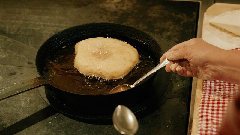 Detailaufnahme Krapfen backen in der Küche der Wallehenhütte beim Krapfenbacken – Bild: ServusTV /​ Mediacreation /​ Stefan Aglassinger