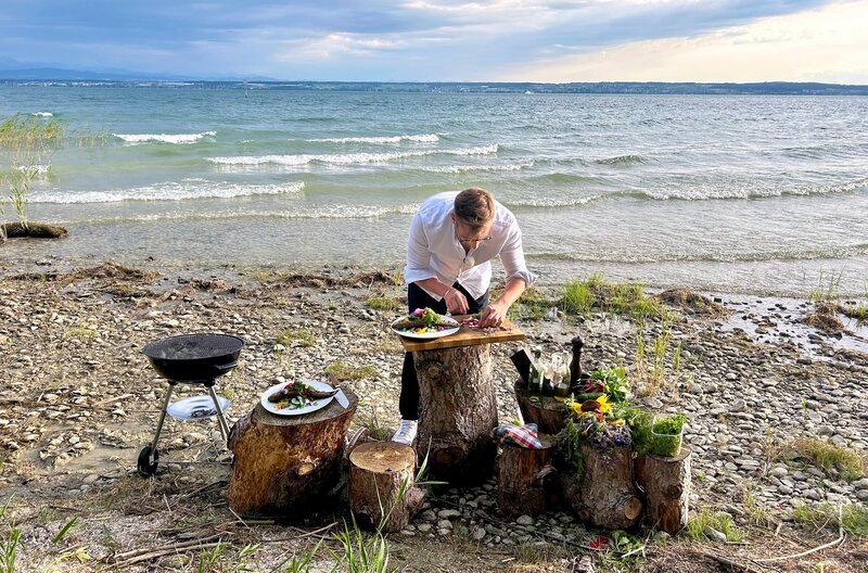 Sören Anders bereitet die frisch gefangenen Felchen direkt am Ufer des Bodensees zu. – Bild: SWR/​Norbert Lübbers