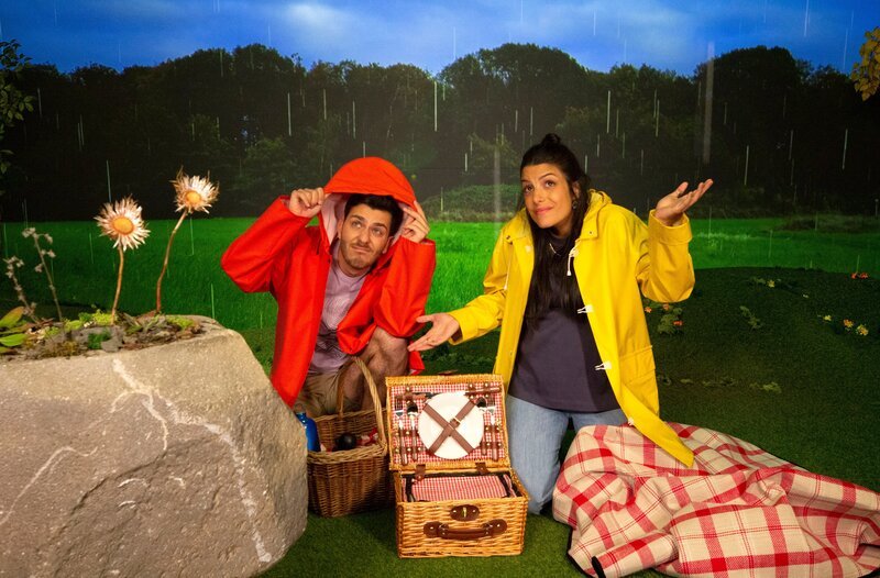 Clarissa und Tarkan werden beim Picknick vom Regen überrascht. – Bild: WDR/​Thorsten Schneider