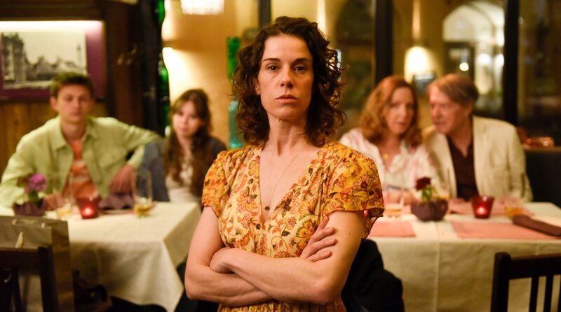 Von links: Florian Kirchberger (Milo Haaf), Nathalie Kirchberger (Emilia Braumandl), Lisa Kirchberger (Anne Schäfer), Cornelia Vogelsang (Susi Stach) und Luigi Vogelsang (Helmut Berger) Weiteres Bildmaterial finden Sie unter www.br-foto.de. – Bild: BR/​ORF/​maze pictures GmbH/​Barbara Bauriedl