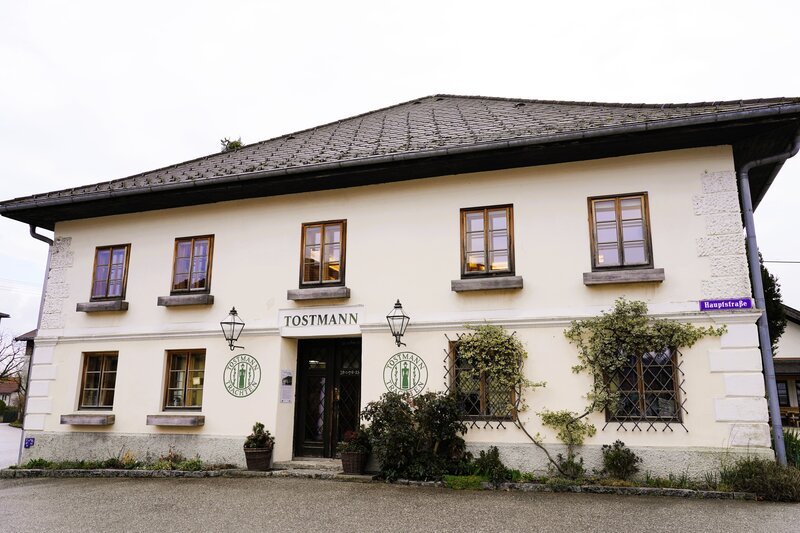 Tostmann Trachten in Seewalchen am Attersee, während ServusTV’s Hoagascht AT „Mein Leben – Gexi Tostmann und Lutz Maurer“ in Seewalchen am Attersee, Oberösterreich, Österreich. – Bild: ServusTV / Degn Film Tostmann Trachten in Seewalchen am Attersee, während ServusTV’s Hoagascht AT „Mein Leben – Gexi Tostmann und Lutz Maurer“ in Seewalchen am Attersee, Oberösterreich, Österreich. – Bild: ServusTV / Degn Film