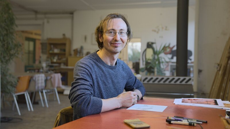 Paul Wanders Kunst ist speziell. Mit einem Skalpell schneidet er kleinste Teile aus einem Papier. Dadurch entstehen faszinierende Kunstwerke zu ganz unterschiedlichen Themen: Architektur, Natur oder der menschliche Organismus. – Bild: ZDF und Larissa Eden