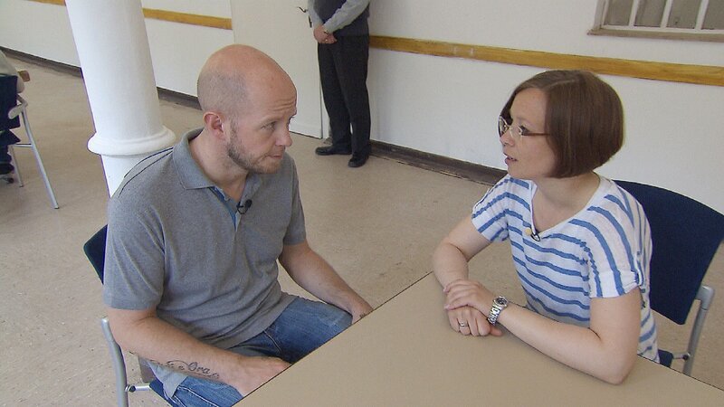 Joost Gries ist Geldtransportfahrer und wird erpresst. Die Erpresser fordern das Geld des nächsten Transports. Joost folgt den Anweisungen, wird aber festgenommen. Kann ihm seine Schwester Leona helfen? – Bild: MG RTL D