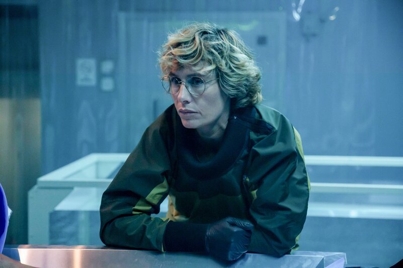 Dr. Cécile Roche (Cécile de France) glaubt ein Mittel entdeckt zu haben, mit dem die Yrr zu töten sind. – Bild: ORF/​ZDF/​Fabio Lovino/​Gianluca Moro
