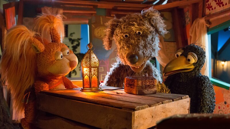 Ella (Anna Menzel), Buffo (Ulli Voland) und Rudi (Lennart Morgenstern) fragen sich, was wohl in dem rätselhaften Kästchen steckt: Ein Schatz oder etwa ein böser Geist? – Bild: ZDF und Zia Ziarno