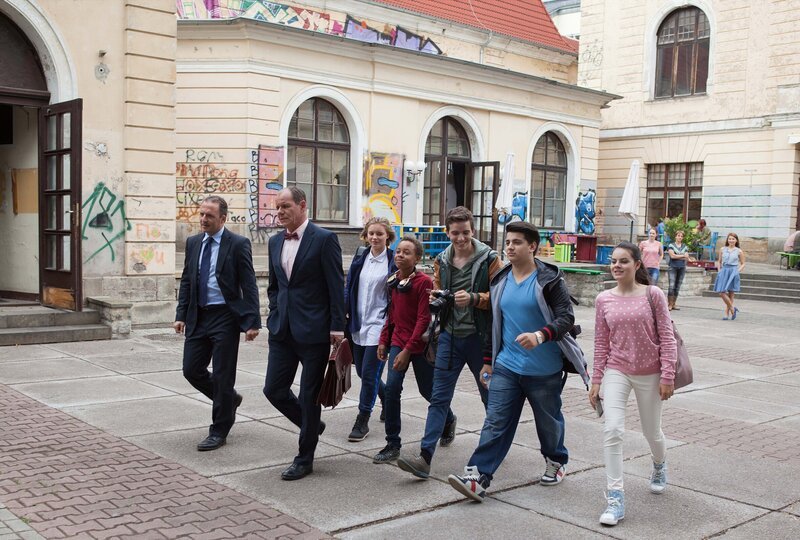 Die Einsteiner (v.l.n.r. Robert Schupp, Olaf Burmeister, Ada Lüer, Noel Okwanga, Maximilian Braun, Flavius Budean, Holly Geddert) machen sich auf nach Berlin. – Bild: MDR/​Saxonia Media/​Paul-Ruben Mundthal