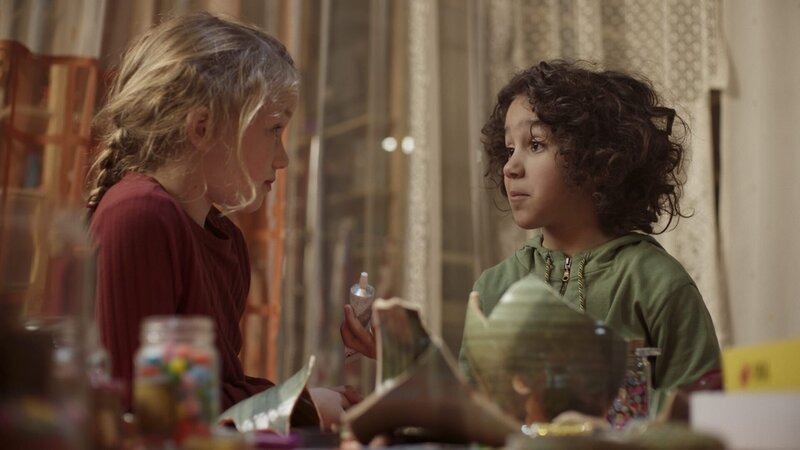 Saïd und Anna reparieren die Vase auf ihre Weise. – Bild: SWR/​Phanta Basta!/​Indi Film