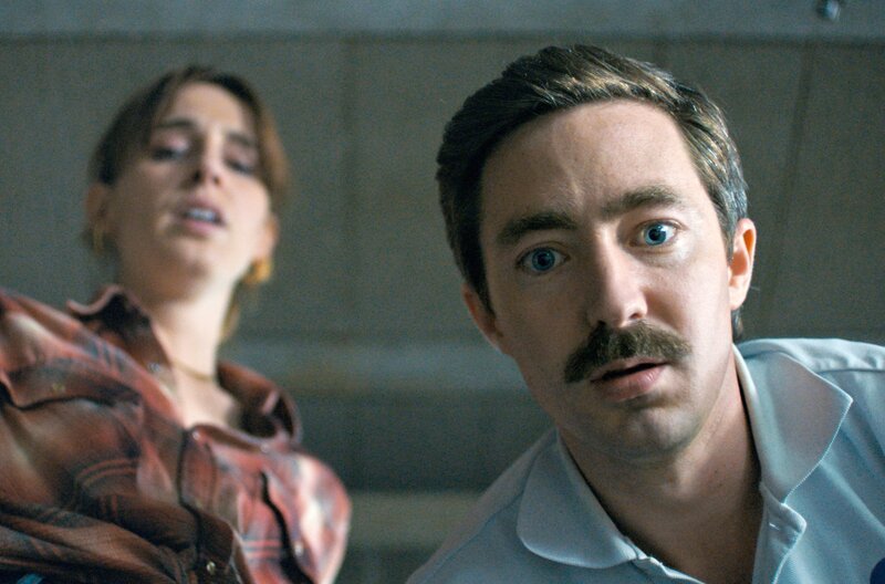 Als hätten sie nicht schon genug Probleme, müssen Linda (Bérangère Mc Neese) und Tom (Lucas Meister) nun auch noch ein totes Mädchen loswerden. – Bild: ARTE F /​ Hélicotronc /​ Shelter Prod /​ Proxi /​ Proximus /​ RTBF