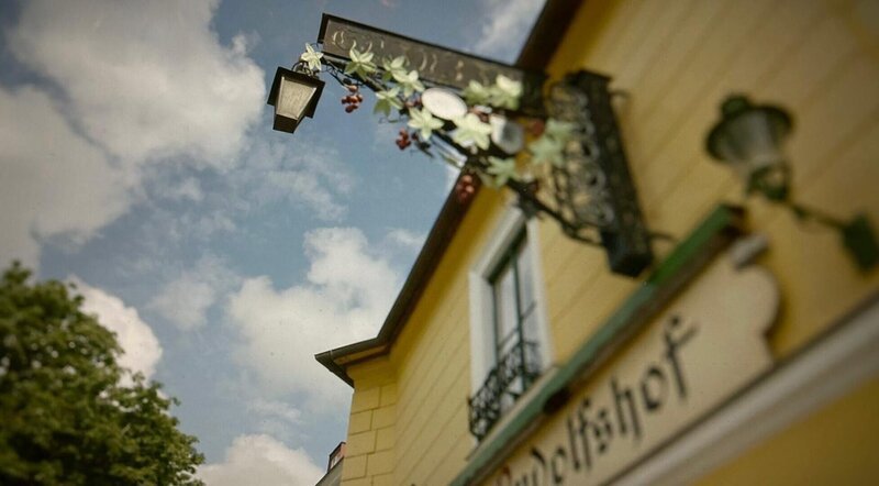  Immer weniger haben ausg’steckt: Heurigensterben in Grinzing. – Bild: ORF/​wrfilm