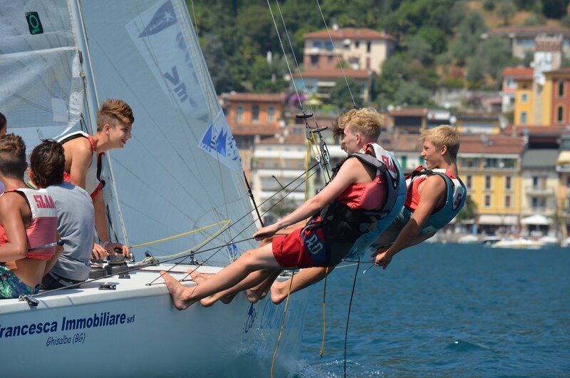 Nils (l.), Robin (2.v.l.), Luc (2.v.r.) und Ole (r.) beim Segeln auf dem Gardasee. – Bild: ZDF/​E+U TV Film- und Fernsehproduktion