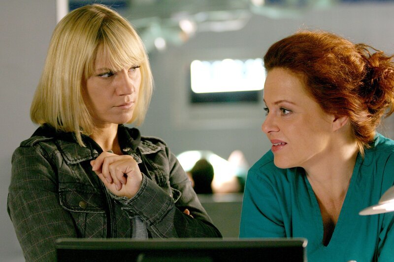 „Soko Kitzbühel“, „Jedermanns Tod.“ Nach einer seiner preisgünstigen Naturbestattungen, bei denen die Asche der Verstorbenen auf einer Wiese verstreut wird, bricht Franz Kubek am Steuer seines Wagens zusammen. Wie sich herausstellt, ist er vergiftet worden. Man möchte es kaum glauben, aber es sieht alles so aus, als wäre Kubek Opfer eines Konkurrenzkampfes im Bestattungsmilieu geworden. Werner Baumgartner, der Besitzer eines traditionsreichen Beerdigungsinstitutes, fühlte sich von Kubeks Diskontangeboten angegriffen und hat ihm sogar mehrmals gedroht. Von Brigitte Artner, die ein privates Krematorium führt und Kubeks Geschäftspartnerin war, erfahren Karin und Lukas von der zweiten Seite in Kubeks Leben: Er war leidenschaftlicher Hobby-Schauspieler. In seiner Laientruppfe finden sich so illustre Mitglieder wie der Notar Joachim Neuhofer und der Ex-TV-Star Gerhard Moser. Letzterer verdient sich sein Geld mit Grabreden beim Institut Baumgartner. Seinen Popularitätsverlust hat er jedoch nie verkraftet – und man fragt sich schon, ob Kubek nicht damit zu tun haben könnte.Im Bild (v.li.): Kristina Sprenger (Karin Kofler), Christine Klein (Dr. Haller). – Bild: ORF 1