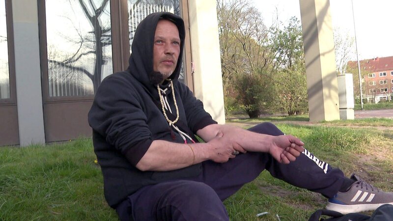 Ben (41), der seit seinem 13. Lebensjahr harte Drogen konsumiert, will endlich den Absprung in eine Entgiftungsklinik schaffen. Doch viele Probleme machen es ihm auf seinem Weg schwer und seine Motivation schwindet – Bild: RTLZWEI /​ Spiegel TV