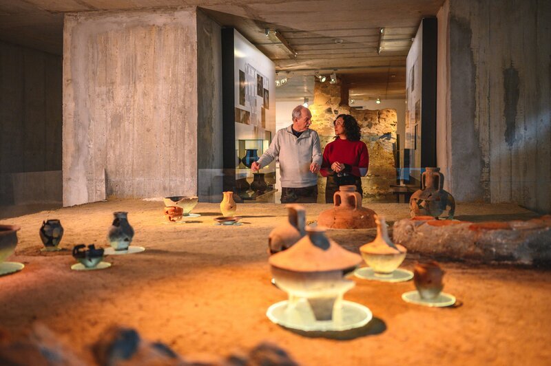 Ein Paar im Museum vor Antikstücken während Servus TVs „TM Wissen“ in Slowenien. – Bild: AzmanL /​ Getty Images /​ E+