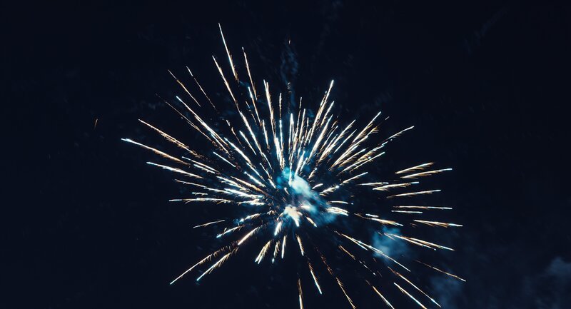 Blaues Feuerwerk – Bild: Getty Images /​ Jiojio /​ Moment RF