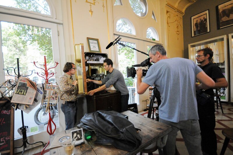 Making Of im Cafe Supersense in Wien mit Roland David, Punjo Hofer und Christian Ecker für ServusTV’s ‚Heimatleuchten – Alte Liebe rostet nicht‘. – Bild: ServusTV