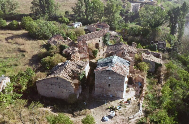 Die Niederländerin Maaike Geurts kaufte ein ganzes verlassenes Dorf, um es gemeinsam mit Menschen, die nach einem neuen Anfang suchen, wiederzubeleben. – Bild: Claus Stellfeld