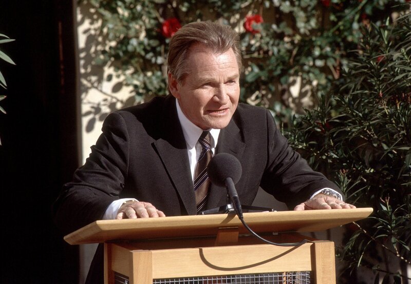 Am Ziel seiner Wünsche: Wöller (Fritz Wepper) beginnt mit seiner Festrede zum Baubeginn des Kontress-Zentrums. – Bild: ORF 2