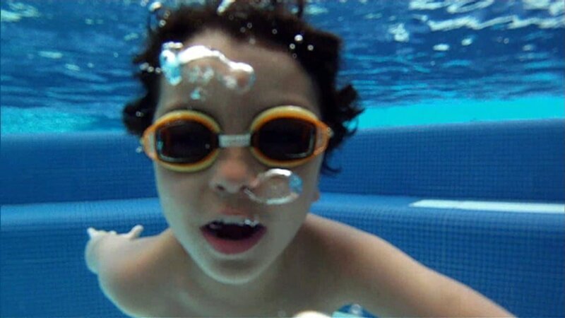 Tom zeigt, dass man unter Wasser einen Purzelbaum machen kann. – Bild: WDR/​Die Sendung mit dem Elefanten