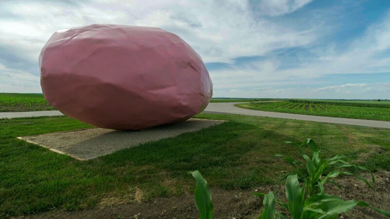 Denkmal für Stronsdorf von Franz West: „Warum ist etwas und nicht nichts“ von Franz West. – Bild: ORF/​RAUMFILM/​Oliver Indra