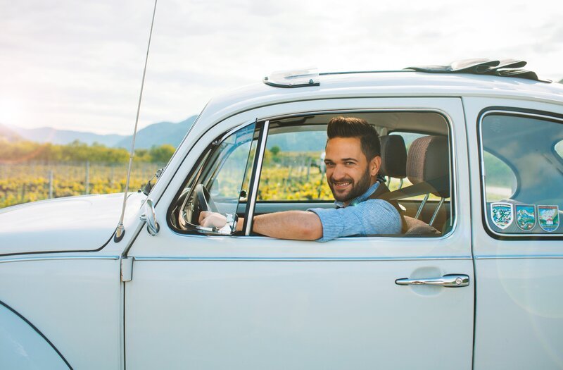 Mit dem VW-Käfer durch die Wachau. ServusTV Moderator Richard Deutinger zwischen den Weinreben. – Bild: Servus TV /​ Markus Christ