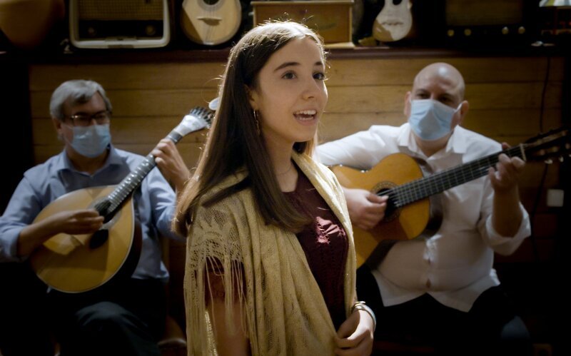 Inês bei ihrem großen Auftritt im Fado-Haus „O Fado“ im Herzen des historischen Zentrums von Porto – Bild: SWR/​Gigaherz GmbH