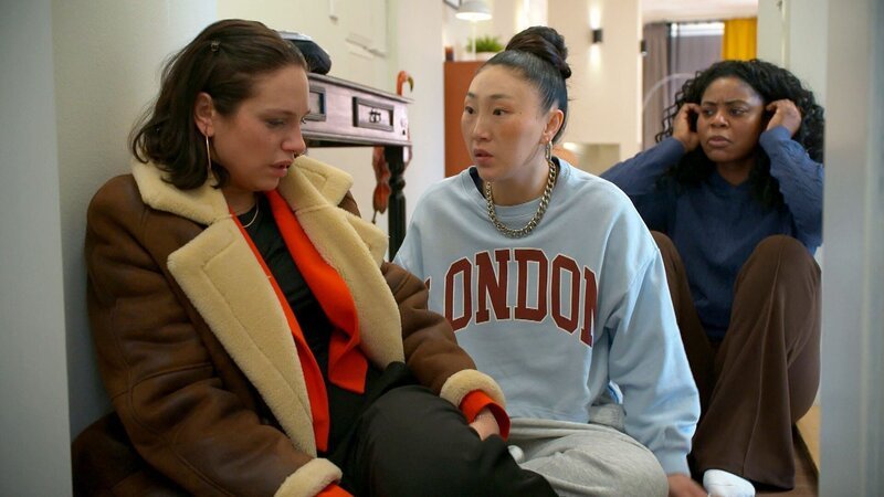 Milla steht unter Schock, als Mike ihr von Saras Schwangerschaft erzählt. Nach außen gibt sie sich cool, doch die Erinnerung an ihr eigenes verlorenes Kind holt sie ein. Schließlich bricht sie zusammen und sucht Halt bei ihren Freundinnen. – Bild: RTLZWEI