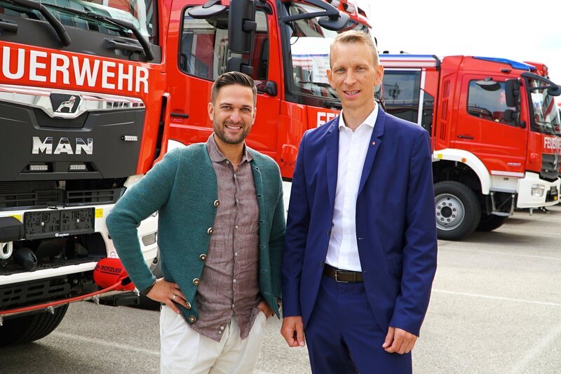 Hoagascht Moderator Richard Deutinger und Sebastian Wolf im Gespräch. – Bild: Lena Moik / ServusTV / Degn Film Hoagascht Moderator Richard Deutinger und Sebastian Wolf im Gespräch. – Bild: Lena Moik / ServusTV / Degn Film