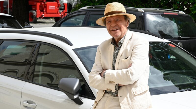 Luigi (Helmut Berger) will Kontakt zu seinen Enkeln aufnehmen. – Bild: BR/​ORF/​maze pictures GmbH/​Barbara Bauriedl