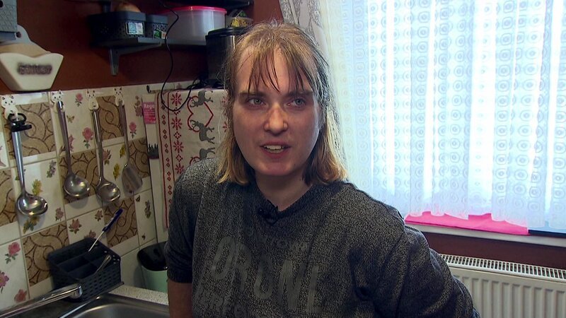 Überraschende Neuigkeiten gibt es unterdessen bei Jessica (40) und Olaf (55) aus Hamburg: Nach einem Vorstellungsgespräch bringt Olaf nicht nur eine Jobzusage mit nach Hause, sondern auch einen Schwangerschaftstest aus der Apotheke. Wird das Leben des Ehepaars bald erneut komplett Kopf stehen? – Bild: RTLZWEI