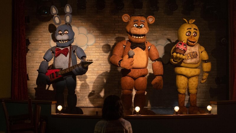 L-R: Bonnie, Freddy Fazbear, Chica – Bild: SCOTT CAWTHON PRODUCTIONS, LLC /​ UNIVERSAL STUDIOS