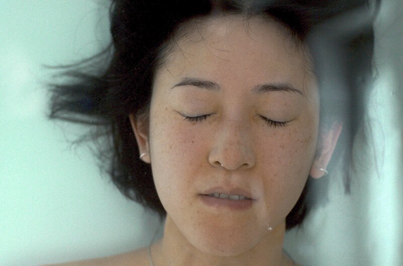 Frau Schröder (Thuy Van Truong) will keine Lehrerin mehr sein. – Bild: MDR/​dunkellicht GbR