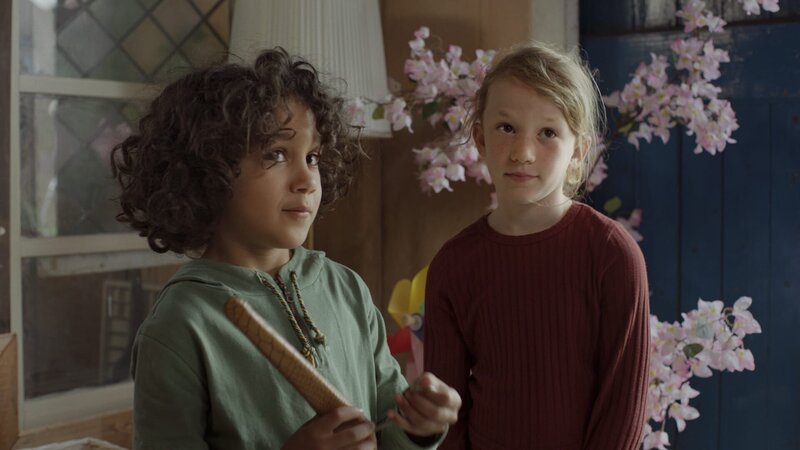 Saïd und Anna wollen den reparierten Bumerang ausprobieren. – Bild: SWR/​Phanta Basta!/​Indi Film