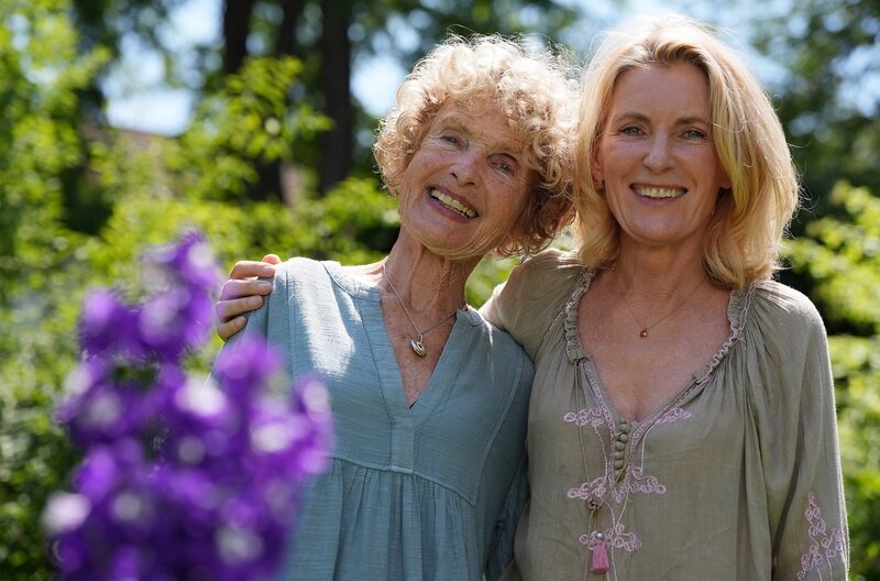 Maria Furtwängler mit ihrer Mutter. – Bild: NDR