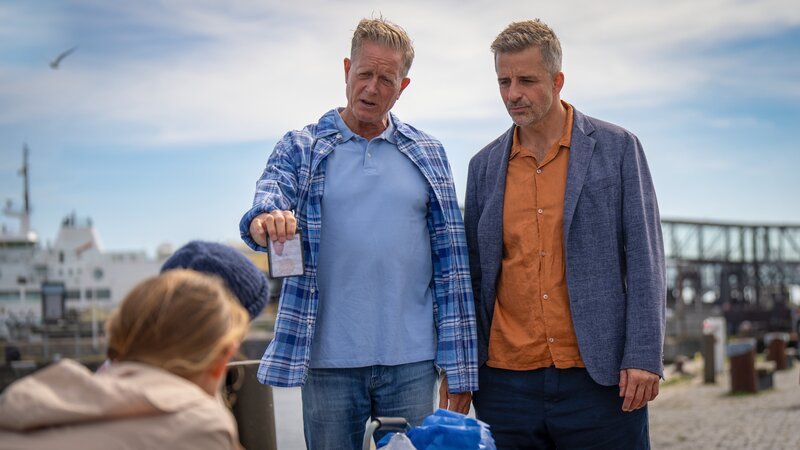 Dan (Peter Mygind, 2.v.r.) und Flemming (André Babikian, r.) haben eine wichtige Zeugin aufgespürt. – Bild: ZDF und Henrik Petit