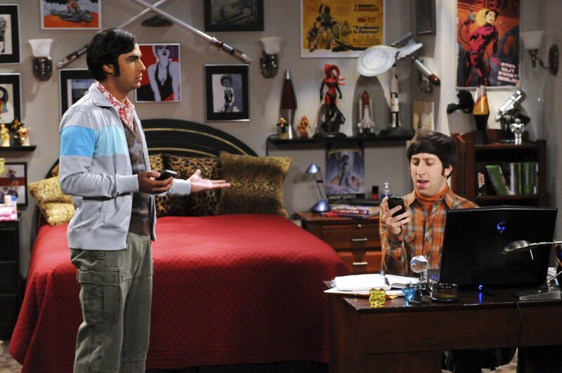 Howard (Simon Helberg, r.) fiebert seinem Ausflug ins All entgegen. Raj (Kunal Nayyar, l.) überlegt sich für ihn einen schnittigen Spitznamen, den aber eigentlich die anderen Astronauten vergeben … – Bild: Warner Bros. Television