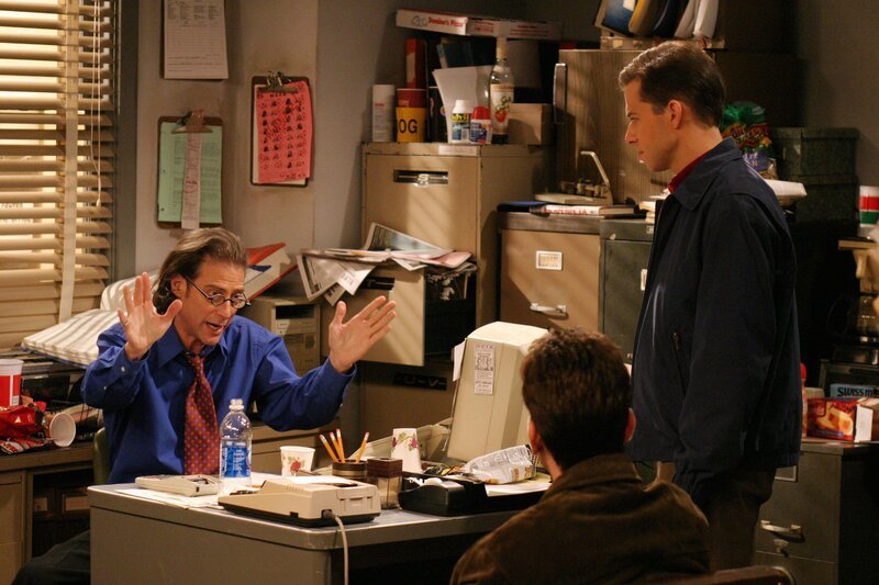 Charlie (Charlie Sheen, M.) und Alan (Jon Cryer, r.) sind von Stans (Richard Lewis, l.) Verhalten geschockt … – Bild: © Warner Brothers Entertainment Inc.
