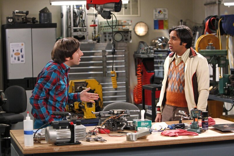 Raj (Kunal Nayyar, r.) spielt ernsthalft mit dem Gedanken, Lakshmi zu heiraten, da er fürchtet, ansonsten für immer allein zu sein. Howard (Simon Helberg, l.) hat aber eine Idee und besorgt ihm jemanden zum Kuscheln … – Bild: Warner Bros. Television