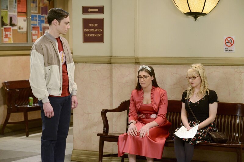 Was ist nur bei Amy (Mayim Bialik, M.), Sheldon (Jim Parsons, l.) und Bernadette (Melisa Rauch, r.) los? – Bild: Warner Bros. Television