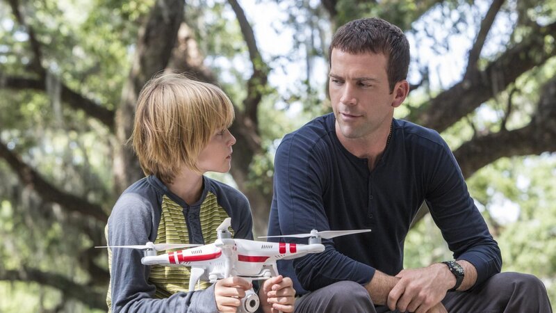 Ryan Griggs (Maxwell Jenkins, l.); Christopher LaSalle (Lucas Black, r.) – Bild: CBS Broadcasting, Inc.