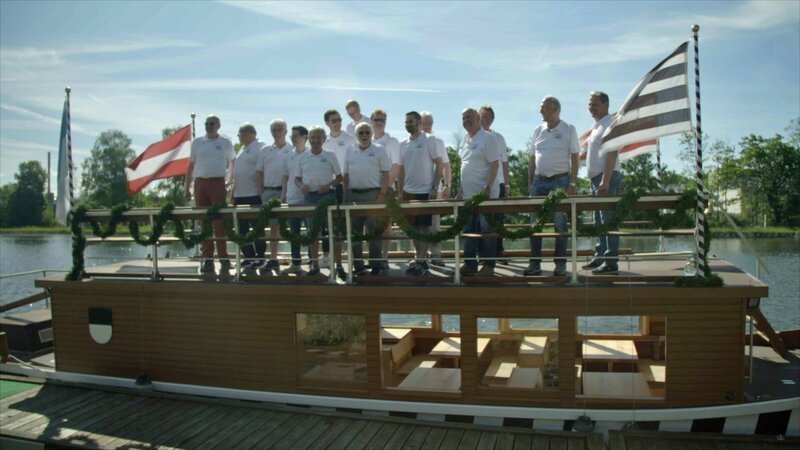 Nach historischem Vorbild: Das Team der „Ulmer Schachteln“ auf ihrem Boot. – Bild: ZDF und Michael Jany./​Michael Jany