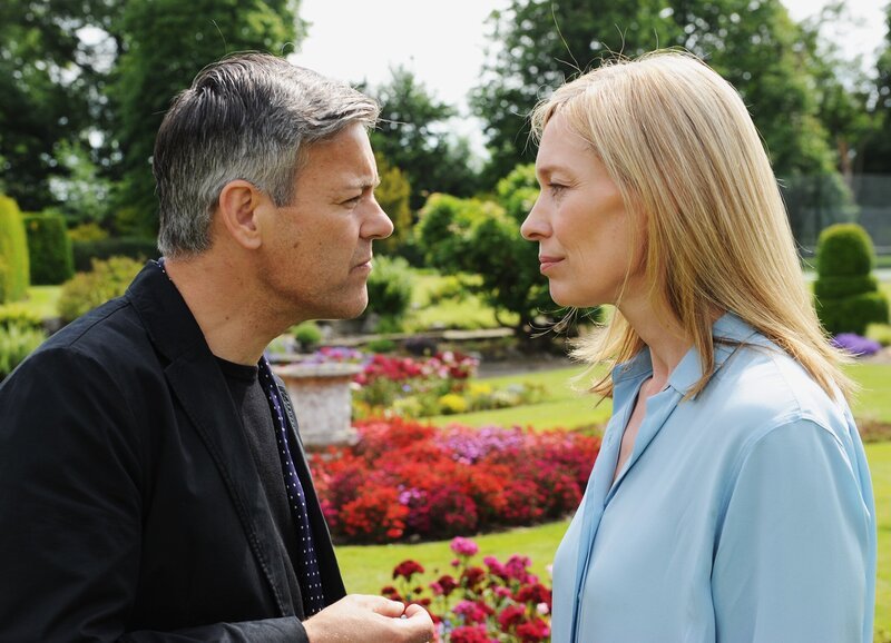 Rupert Graves als Nicholas Whiteley, Katja Weitzenbock als Valentine Whiteley – Bild: SRF/​TMG