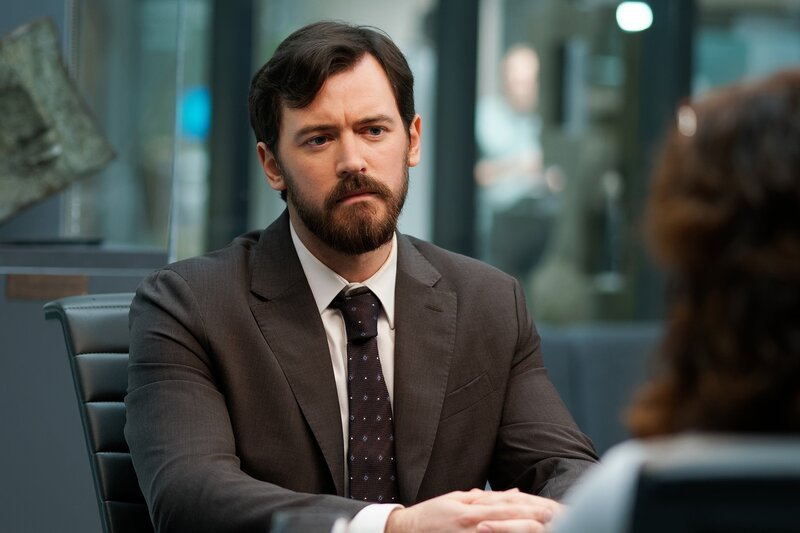 Seine berufliche Zukunft ist ungewiss: Jim Watson als Theo Hunter – Bild: SRF/​NBC