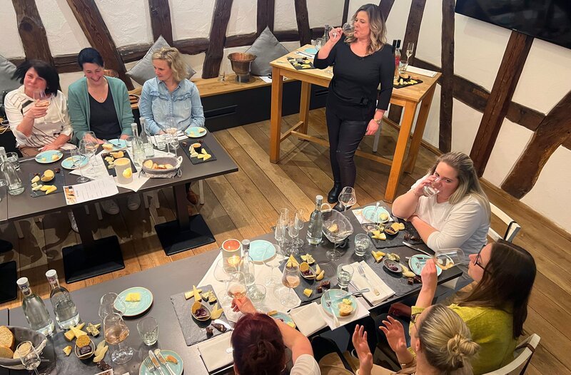 Tamara Rahn bei einem Käse-Tasting. – Bild: HR/​Tanja Höschele