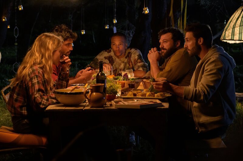 Kurz vor dem wichtigen Auftrag fordert Charly (Marysole Fertard, l.) von Mathias (Simon Ehrlacher, 2.v.l.), Zak (Corentin Fila, M.), Ludo (Thibaut Evrard, 2.v.r.) und Ben (Guillaume Labbé, r.) sich von ihrer besten Seite zu zeigen. – Bild: François LEFEBVRE /​ ZDF